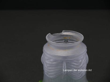 Preview: Jugendstil Lampenschirm gebraucht, grau satiniertes Glas, schlanker Körper, gekniffener Rand grüner Abschluss, Nostalgie Ersatzglas D: ca.14cm, H: ca.11,5cm, Glashalter Griffrand Ø 6cm, Detail Fehlstelle Griffrand