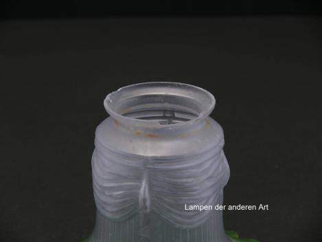 Preview: Jugendstil Lampenschirm gebraucht, grau satiniertes Glas, schlanker Körper, gekniffener Rand grüner Abschluss, Nostalgie Ersatzglas D: ca.14cm, H: ca.11,5cm, Glashalter Griffrand Ø 6cm, Detail Glashalter Fehlstelle