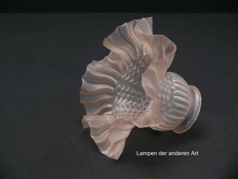Preview: Jugendstil Lampenschirm gebraucht, satiniertes Glas, lachsrosa, dreigeteilte Wandung, gefälteter Rand, Nostalgie Ersatzglas D: ca.16cm, H: ca.10cm, Glashalter Griffrand Ø 6cm - gemessen 5,7cm, seitlich