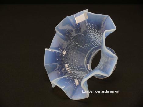 Preview: Jugendstil Lampenschirm original, milchiges Glas, weit aufgezogene Blütenkelchform am Rand sechsfach eckig gefaltet, reliefierte Wandung, am Rand fast glatte Oberfläche, Ersatzglas D: ca.16cm, H: ca.9cm, Glashalter Griffrand Ø 6cm, seitlich