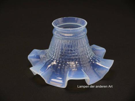 Jugendstil Lampenschirm original, milchiges Glas, weit aufgezogene Blütenkelchform am Rand sechsfach eckig gefaltet, reliefierte Wandung, am Rand fast glatte Oberfläche, Ersatzglas D: ca.16cm, H: ca.9cm, Glashalter Griffrand Ø 6cm