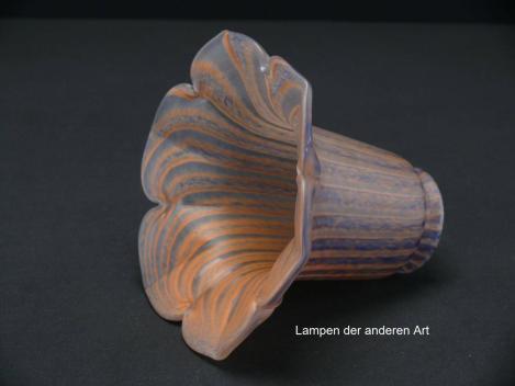 Preview: Jugendstil Lampenschirm gebraucht, Tulpenform, dickes Glas, farbig orange-blau gestreift, gebogter Rand, Nostalgie Ersatzglas D: ca.16cm, H: ca.12cm, Glashalter Griffrand Ø 6cm, liegend, von innen