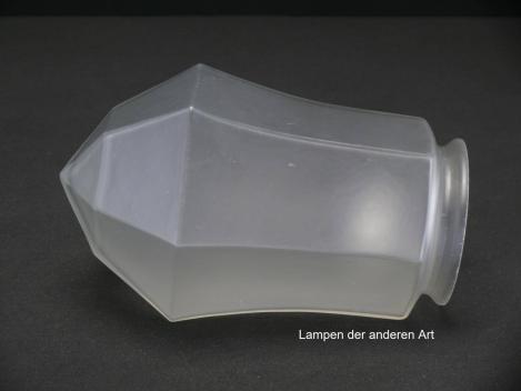 Preview: Lampenschirm gebraucht, Wandung mehrfach fassetiert, grau satinierte Oberfläche, Zapfen, spitz zulaufend, Nostalgie Ersatzglas D: ca.12cm, H: ca.18cm, Glashalter Griffrand Ø 8cm, liegend