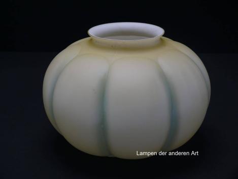 Preview: Lampenschirm gebraucht, bauchige Form, Grundfarbe hellgelb, Wandung in Segmente geteilt, blau-grün hervorgehoben, matte Oberfläche, final eingearbeitetes Medallion, Glashalter Griffrand Ø 10cm, von unten