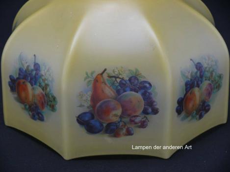 Preview: Jugendstil Lampenschirm gebraucht, Glas hellgelb, gekniffene Wandung, in zweifachem Rapport mit einem Arrangement aus Früchten dekoriert, stumpfe Oberfläche, Nostalgie Ersatzglas D: ca.23cm, H: ca.14cm, Glashalter Griffrand Ø 6cm, Detail Früchtedekor