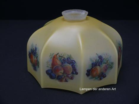 Jugendstil Lampenschirm gebraucht, Glas hellgelb, gekniffene Wandung, in zweifachem Rapport mit einem Arrangement aus Früchten dekoriert, stumpfe Oberfläche, Nostalgie Ersatzglas D: ca.23cm, H: ca.14cm, Glashalter Griffrand Ø 6cm