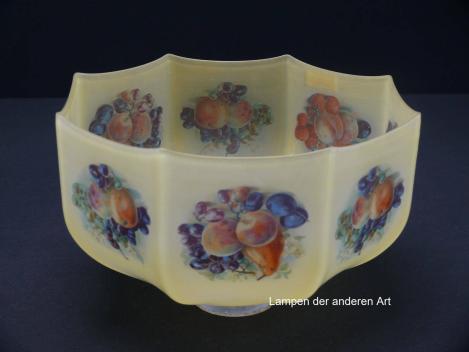 Preview: Jugendstil Lampenschirm gebraucht, Glas hellgelb, gekniffene Wandung, in zweifachem Rapport mit einem Arrangement aus Früchten dekoriert, stumpfe Oberfläche, Nostalgie Ersatzglas D: ca.23cm, H: ca.14cm, Glashalter Griffrand Ø 6cm, von unten