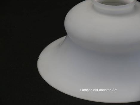 Preview: Jugendstil Lampenschirm gebraucht, opal satiniertes Glas, mittig geschnürte Wandung, zum Rand hin weit aufgezogen, Nostalgie Ersatzglas D: ca.19cm, H: ca.9cm, Glashalter Griffrand Ø 6cm, Detail zwei Chips