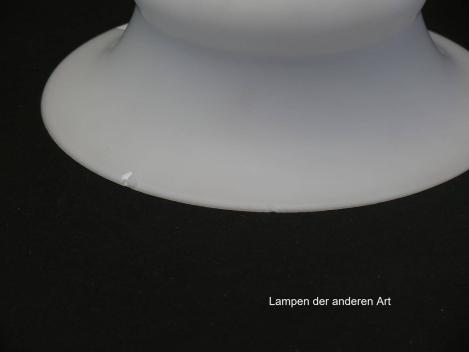 Preview: Jugendstil Lampenschirm gebraucht, opal satiniertes Glas, mittig geschnürte Wandung, zum Rand hin weit aufgezogen, Nostalgie Ersatzglas D: ca.19cm, H: ca.9cm, Glashalter Griffrand Ø 6cm, Detail zwei Chips am Rand