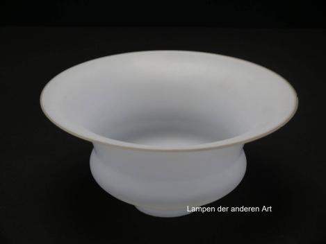 Preview: Jugendstil Lampenschirm gebraucht, opal satiniertes Glas, mittig geschnürte Wandung, zum Rand hin weit aufgezogen, Nostalgie Ersatzglas D: ca.19cm, H: ca.9cm, Glashalter Griffrand Ø 6cm, von unten