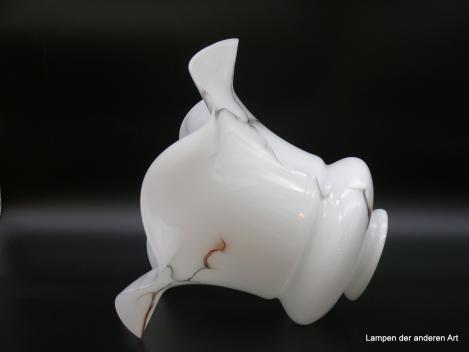 großer Art Deco Lampenschirm gebraucht, Blütenform opal weiß mit Marmordekor und weit geschwungenem Rand, D: 36cm, H: 25cm, Griff-Rand 11cm liegend