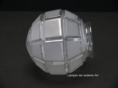 Preview: Art Deco Lampenschirm gebraucht, Kugelglas mit Prismen, satinierte Flächen, Nostalgie Ersatzschirm,  D: ca.14cm,  H: ca.14cm , Glashalter Griffrand Ø 8cm, seitlich
