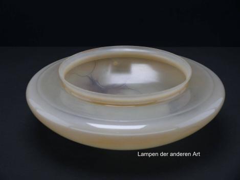 Preview: Art Deco Lampenschirm gebraucht, Kuppel, Glas hellgelber Grund, marmoriert, flache runde Form, Nostalgie Ersatzglas, D: ca.30cm, Höhe ca.10cm, Glashalter Griffrand Ø20cm, von unten
