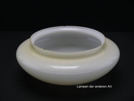 Preview: Lampenschirm gebraucht, runde Form, geschlossenes Glas, elfenbeinfarben, Nostalgie Ersatzglas, D: ca.27cm, Höhe ca.11cm, Glashalter Griffrand Ø20cm, am Griffrand zwei Chips