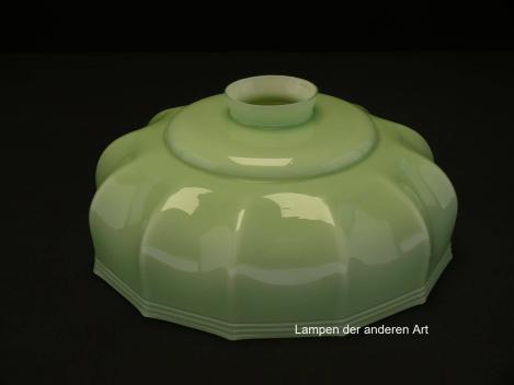 Jugendstil Lampenschirm gebraucht, Glas außen mintgrün, innen weiß, runde Form mit vertikalen Kniffen, breite getreppte Schulter, Nostalgie Ersatzschirm D: ca.25cm, H: ca.11cm, Glashalter Griffrand 6cm