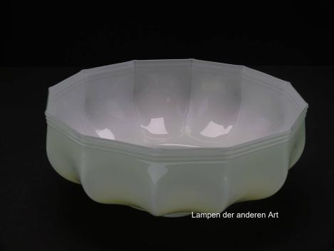 Preview: Jugendstil Lampenschirm gebraucht, Glas außen mintgrün, innen weiß, runde Form mit vertikalen Kniffen, breite getreppte Schulter, Nostalgie Ersatzschirm D: ca.25cm, H: ca.11cm, Glashalter Griffrand 6cm, von unten