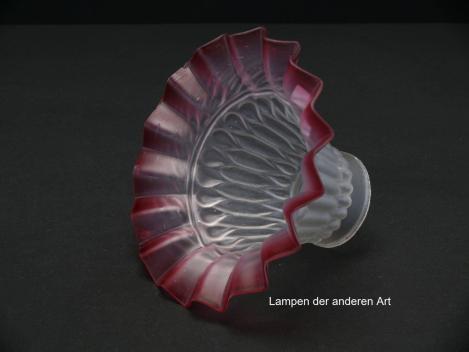 Preview: antiker Jugendstil Lampenschirm gebraucht, geweiteter Glaszylinder grau satiniert, Oberfläche reliefiert, aufgezogener gewellter Rand in rot, Nostalgie Ersatzglas, D: ca.16cm, H: ca.10cm, Glashalter Griffrand Ø 6cm, seitlich