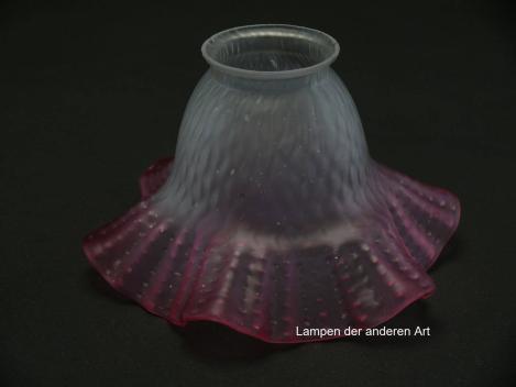 Ersatzglas für alte Lampen, geweiteter Glaszylinder grau satiniert, Oberfläche reliefiert, aufgezogener gewellter Rand in rot, Glashalter Griffrand Ø 6cm