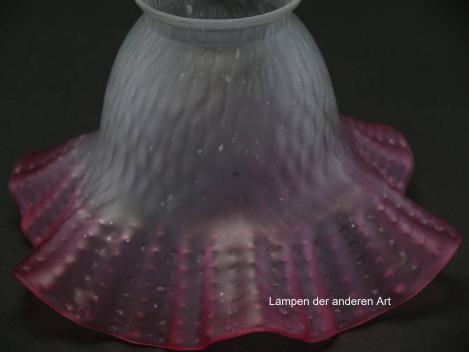 Preview: Ersatzglas für alte Lampen, geweiteter Glaszylinder grau satiniert, Oberfläche reliefiert, aufgezogener gewellter Rand in rot, Glashalter Griffrand Ø 6cm, Detail schwarzer Punkt im Glas