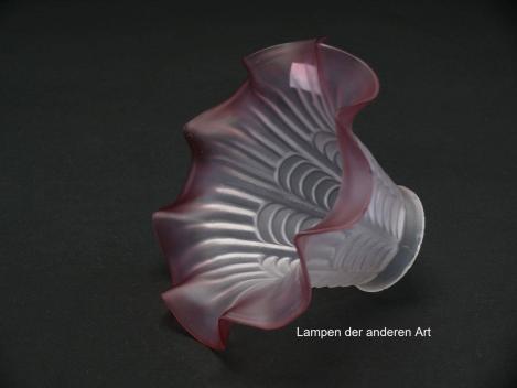 Preview: geweiteter Glaszylinder grau satiniert, oberer Wandungsteil in Volants gelegt, aufgezogener gewellter Rand in rot, Nostalgie Ersatzglas, Griffrand Ø 6cm, seitlich, zwei winzige Chips am Rand rechts