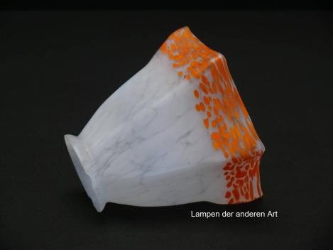 Preview: antiker Jugendstil Lampenschirm gebraucht, gewolkter Grund weiß, Rand mit orangen Tupfen handgemalt, leicht geweiteter Zylinder, Wandung gekantet, Nostalgie Ersatzglas, D: ca.13cm, H: ca.11cm, Glashalter Griffrand Ø 6cm, seitlich