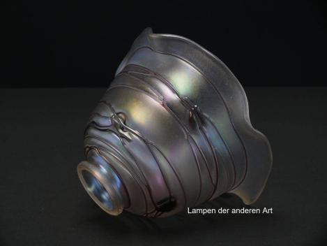 Preview: Jugendstil Lampenschirm gebraucht, Hüttenglas Unikat, Poschinger Glashütte Frauenau, handgemachtes Stück, amethystfarbene Kleckse und von gleichfarbigen Adern durchzogene Wandung, Glockenform, Lüsterglas, Glashalter Ø 6cm, seitlich