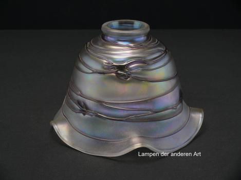 Jugendstil Lampenschirm gebraucht, Hüttenglas Unikat, Poschinger Glashütte Frauenau, handgemachtes Stück, amethystfarbene Kleckse und von gleichfarbigen Adern durchzogene Wandung, Glockenform, Lüsterglas, Glashalter Ø 6cm