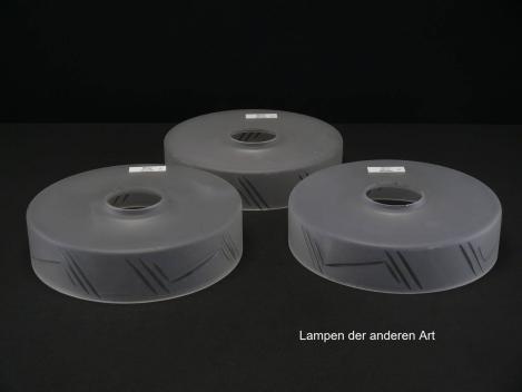 Preview: antikes 3-er Set, Art Deco Lampenschalen gebraucht, grau satiniert, leichte Kratzer in der Satinierung, dezentes Schliffdekor, Nostalgie Ersatzschirm, Loch 45mm, Höhe ca. 4,5cm