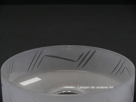 antikes 3-er Set, Art Deco Lampenschalen gebraucht, grau satiniert, leichte Kratzer in der Satinierung, dezentes Schliffdekor, Nostalgie Ersatzschirm, Loch 45mm, Detail Chip am Rand