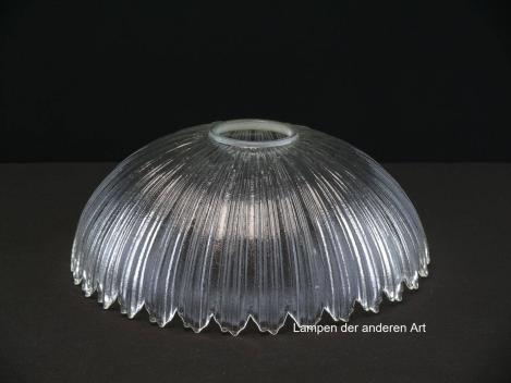 Preview: 3-er Set Lampenschirm gebraucht, Klarglas, gerillte Wandung - ähnlich Holophane, spitz zulaufende Zacken am Schirmrand, Nostalgie Ersatzglas für alte Lampen, D: ca.22,5cm, H: ca.9cm, ohne Glashalter Griffrand, Loch Ø45mm; einzeln