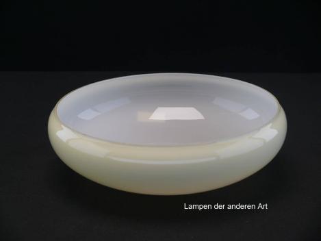 Preview: Art Deco Lampenschale gebraucht, Glas, hellgelb außen, weiß innen, glatte glänzende Oberfläche, antikes Ersatzglas für alte Lampen, D: ca.21,5cm, H: ca.7cm, ohne Glashalter Griffrand, Loch 45mm, Innenseite