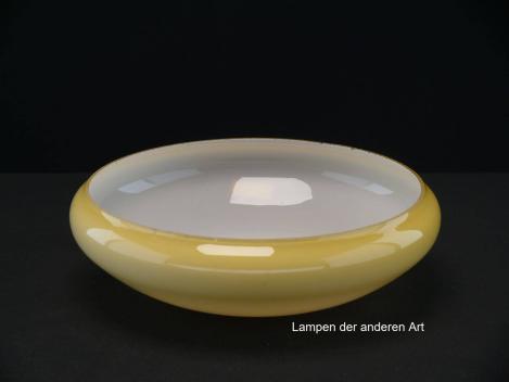 Preview: Art Deco Lampenschale gebraucht, Glas, gelb außen, weiß innen, glatte glänzende Oberfläche, antikes Ersatzglas für alte Lampen, D: ca.23cm, H: ca.7cm, ohne Glashalter Griffrand, Loch 45mm, von innen