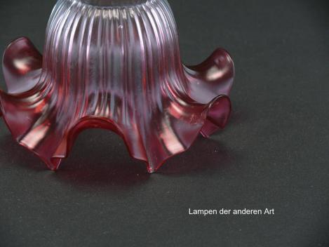 Preview: antiker Jugendstil Lampenschirm gebraucht, Klarglas, Farbgebung steigert sich von oben nach unten in ein sattes Rot, gerillter gerader Zylinder, Nostalgie Ersatzglas für alte Lampen, D: ca.15cm, H: ca.10cm, Glashalterand Griffrand 6cm, Abplatzer am Rand