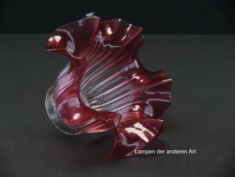 Preview: antiker Jugendstil Lampenschirm gebraucht, Klarglas, Farbgebung steigert sich von oben nach unten in ein sattes Rot, gerillter gerader Zylinder, Nostalgie Ersatzglas für alte Lampen, D: ca.15cm, H: ca.10cm, Glashalterand Griffrand 6cm, seitlich