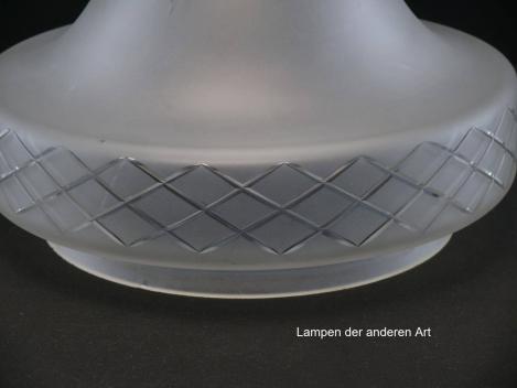 Preview: Jugendstil Lampenschirm gebraucht, Glas, satinierte Oberfläche, breite Schulter mit Kerbschliff im Rautenmuster verziert, abgeschnürtes Endstück halbrund mit Sternschliff, Ersatzschirm für alte Lampen, Glashalter Ø6cm, Detail Rautenschliff