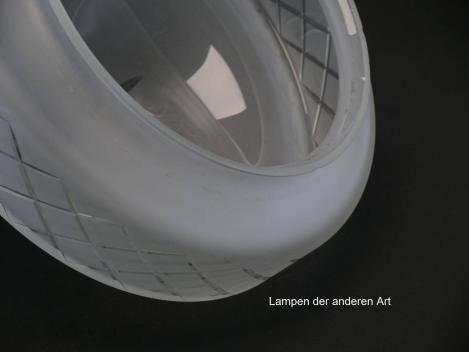 Jugendstil Lampenschirm gebraucht, Glas, satinierte Oberfläche, breite Schulter mit Kerbschliff im Rautenmuster verziert, abgeschnürtes Endstück halbrund mit Sternschliff, Ersatzschirm für alte Lampen, Glashalter Ø6cm, Detail leichte Kratzer