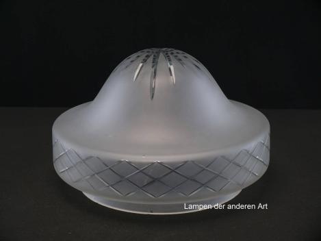 Jugendstil Lampenschirm gebraucht, Glas, satinierte Oberfläche, breite Schulter mit Kerbschliff im Rautenmuster verziert, abgeschnürtes Endstück halbrund mit Sternschliff, Ersatzschirm für alte Lampen, D: ca.26cm, H: ca.15cm, Glashalter Ø6cm