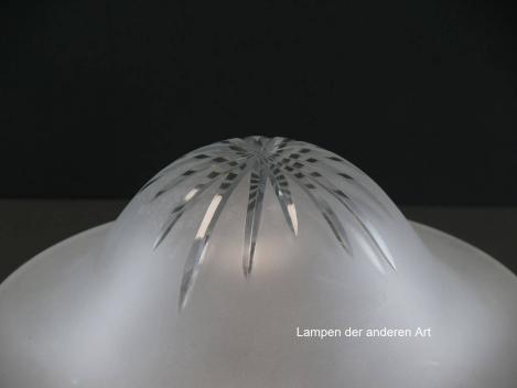 Preview: Jugendstil Lampenschirm gebraucht, Glas, satinierte Oberfläche, breite Schulter mit Kerbschliff im Rautenmuster verziert, abgeschnürtes Endstück halbrund mit Sternschliff, Ersatzschirm für alte Lampen, Glashalter Ø6cm, Detail Sternschliff