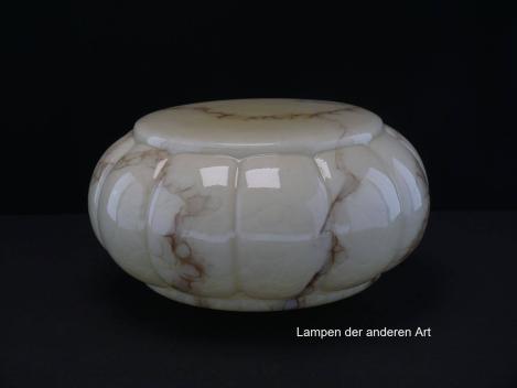 Preview: Art Deco Lampenschirm gebraucht, geschlossenes Glas, elfenbeinfarbener Grund, braun marmoriert,  Kuppelschirm, kürbisähnliche Form, untere Mitte plan, Nostalgie Ersatzglas für alte Lampen, D: ca.30cm, H: ca.15cm, Glashalter Griffrand Ø10cm, von unten
