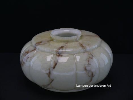 Preview: Art Deco Lampenschirm gebraucht, geschlossenes Glas, elfenbeinfarbener Grund, braun marmoriert,  Kuppelschirm, kürbisähnliche Form, untere Mitte plan, Nostalgie Ersatzglas für alte Lampen, D: ca.30cm, H: ca.15cm, Glashalter Griffrand Ø10cm, seitlich
