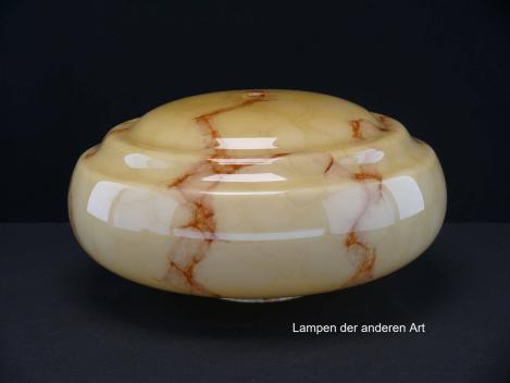 Art Deco Lampenschirm gebraucht, geschlossenes Glas, elfenbeinfarbener Grund, marmoriert, Kuppelschirm, Wandung 3-fach gestuft, Loch für Quaste unten Ø8mm, Nostalgie Ersatzglas für alte Lampen, D: ca.30cm, H: ca.15cm, Glashalter Griffrand Ø10cm