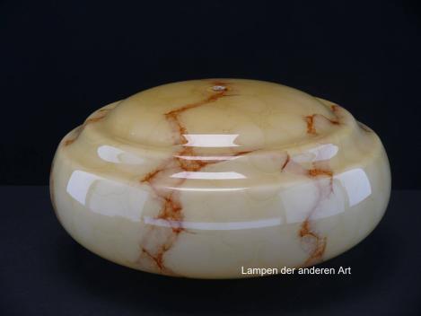 Preview: Art Deco Lampenschirm gebraucht, geschlossenes Glas, elfenbeinfarbener Grund, marmoriert, Kuppelschirm, Wandung 3-fach gestuft, Loch für Quaste unten Ø8mm, Nostalgie Ersatzglas für alte Lampen, D: ca.30cm, H: ca.15cm, Glashalter Griffrand Ø10cm, Detail Lo