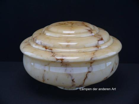 Art Deco Lampenschirm gebraucht, geschlossenes Glas, elfenbeinfarbener Grund, braun marmoriert, Kuppelschirm, Wandung mehrfach gestuft, Loch für Quaste unten Ø8mm, Nostalgie Ersatzglas für alte Lampen, D: ca.30cm, H: ca.18cm, Glashalter Griffrand Ø10cm