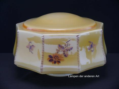 Art Deco Lampenschirm gebraucht, antikes Glas, gelber Grund, kantige Wandung, Kanten farbig gefasst, auf den Flächen florales Dekor in orange-braun Tönen, Nostalgie Ersatzglas für alte Lampen, D: ca.30cm, H: ca.17cm, Glashalter Griffrand Ø10cm