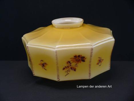 Preview: Art Deco Lampenschirm gebraucht, antikes Glas, gelber Grund, kantige Wandung, Kanten farbig gefasst, auf den Flächen florales Dekor in orange-braun Tönen, Nostalgie Ersatzglas für alte Lampen, D: ca.30cm, H: ca.17cm, Glashalter Griffrand Ø10cm, von unten