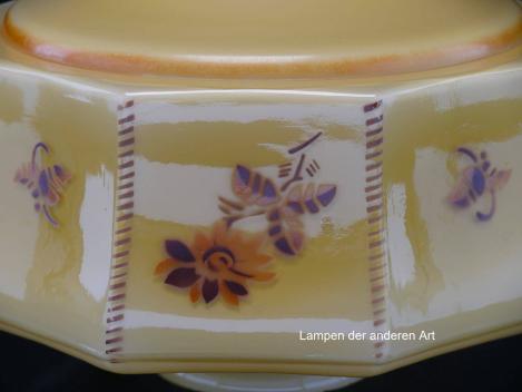 Preview: Art Deco Lampenschirm gebraucht, antikes Glas, gelber Grund, kantige Wandung, Kanten farbig gefasst, auf den Flächen florales Dekor in orange-braun Tönen, Nostalgie Ersatzglas für alte Lampen, D: ca.30cm, H: ca.17cm, Glashalter Ø10cm, Detail Dekor