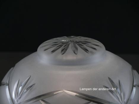 Preview: Jugendstil Lampenschirm gebraucht, antik, Glas grau satiniert, mit Schliffmotiven verzierte Oberfläche, Schüsselform mit erhöhtem Zentrum, Strahlenschliff mittig, umlaufend breites Schliffband, Griffrand ø15cm, Detail Zentrum Erhöhung