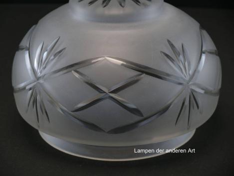 Preview: Jugendstil Lampenschirm gebraucht, antik, Glas grau satiniert, mit Schliffmotiven verzierte Oberfläche, Schüsselform mit erhöhtem Zentrum, Strahlenschliff mittig, umlaufend breites Schliffband, Griffrand ø15cm, Detail Schliffband