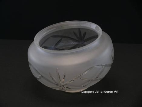 Preview: Jugendstil Lampenschirm gebraucht, antik, Glas grau satiniert, mit Schliffmotiven verzierte Oberfläche, Schüsselform mit erhöhtem Zentrum, Strahlenschliff mittig, umlaufend breites Schliffband, Griffrand ø15cm, von unten
