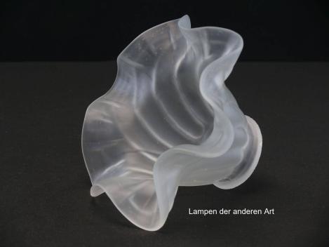 3-er Set Jugendstil Lampenschirm gebraucht, Glas grau satiniert, stilisierte Blüte, reliefierte schräg angeordnete Bohlen auf der zylindrischen Wandung, Nostalgie Ersatzglas, D: ca.16m, H: ca.9cm, Glashalter Griffrand Ø5,7cm, von innen